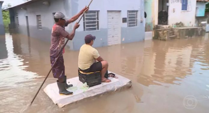 URGENTE: ao menos 30 pessoas morreram  hoje (28) em decorrência de fortes chuva em Recife