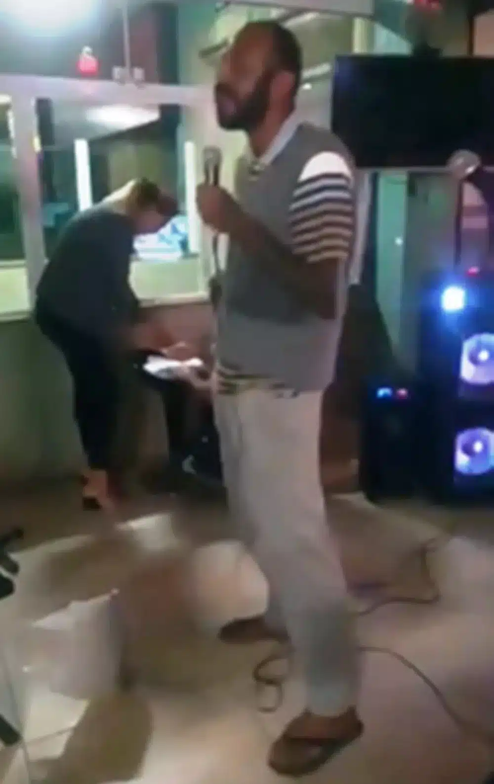 Morador de rua emociona clientes de karaokê em SP ao cantar para família que o abandonou revistapazes.com - Morador de rua emociona clientes de karaokê em SP ao cantar para família que o abandonou