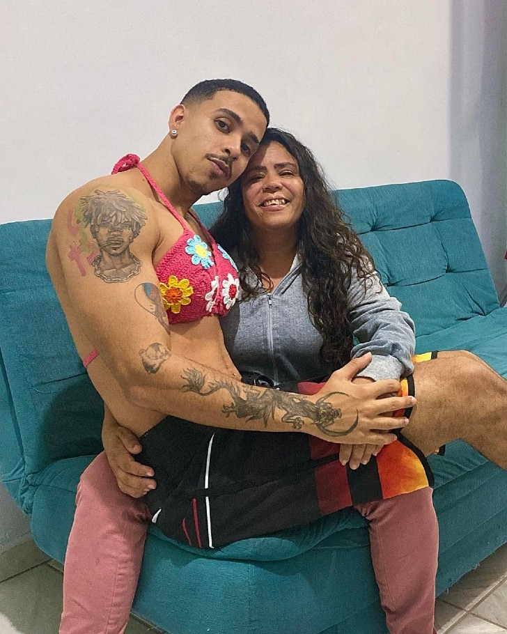 revistapazes.com - Filho decide usar biquíni feito pela mãe para divulgar o seu trabalho: "Vou mostrar seu talento"