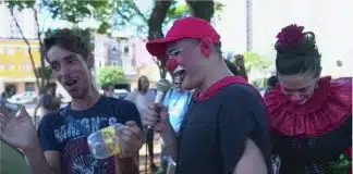 Psiquiatra se veste de palhaço e tenta resgatar pessoas da Cracolândia