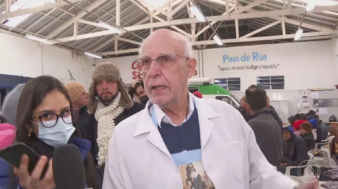 Padre Júlio chora ao atender morador de rua com hipotermia em SP: ‘Se aqui dentro está ruim, imagina lá fora’