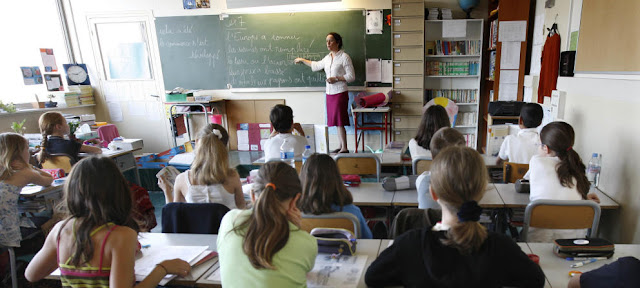 revistapazes.com - França reinsere ditados, leitura em voz alta e cálculo mental em sala de aula para conter "revés educacional"