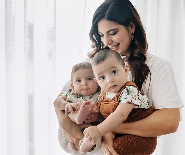 revistapazes.com - "Conciliar trabalho e maternidade é fake news. A mãe perfeita é a mãe possível", diz Andréia Sadi