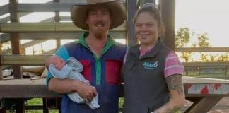 Cidade do interior da Austrália comemora primeiro nascimento de bebê em 15 anos