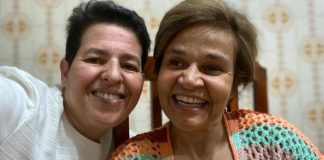 Atriz Claudia Rodrigues pede sua ex-empresária em casamento após 9 anos trabalhando juntas