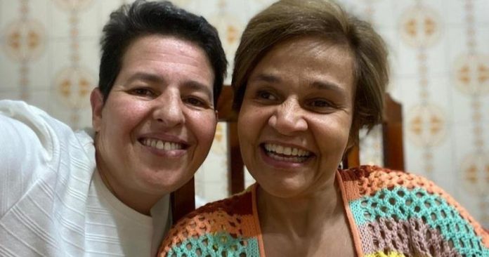 Atriz Claudia Rodrigues pede sua ex-empresária em casamento após 9 anos trabalhando juntas