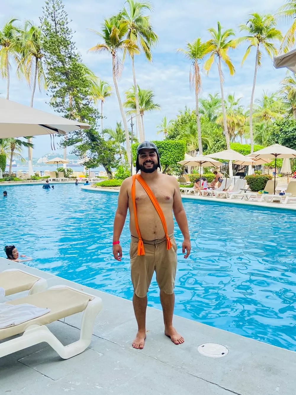 revistapazes.com - Fã brasileiro de "Chaves" visita hotel em Acapulco onde foram gravados os episódios mais marcantes da série