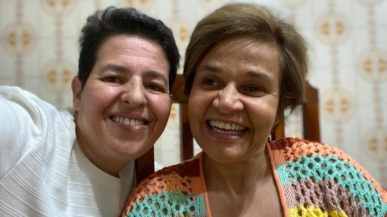 revistapazes.com - Atriz Claudia Rodrigues pede sua ex-empresária em casamento após 9 anos trabalhando juntas