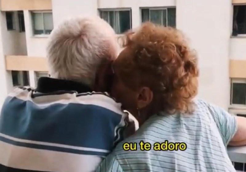 revistapazes.com - Idosos com Alzheimer fazem juras de amor na varanda de casa e encantam web