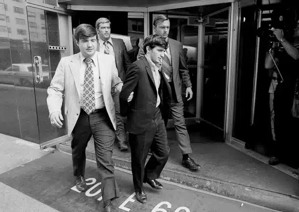 revistapazes.com - Em 1972, homem ganhou fama de anti-her&oacute;i ao roubar um banco para pagar cirurgia da esposa