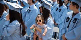 Fotógrafa brasileira leva filha para sua formatura: “Não fazia sentido não a ter aqui”