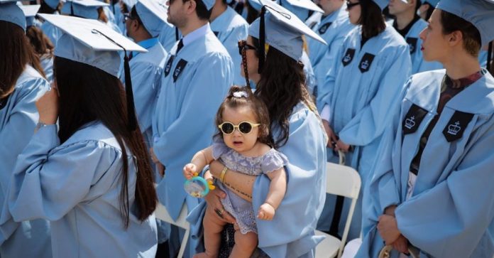 Fotógrafa brasileira leva filha para sua formatura: “Não fazia sentido não a ter aqui”