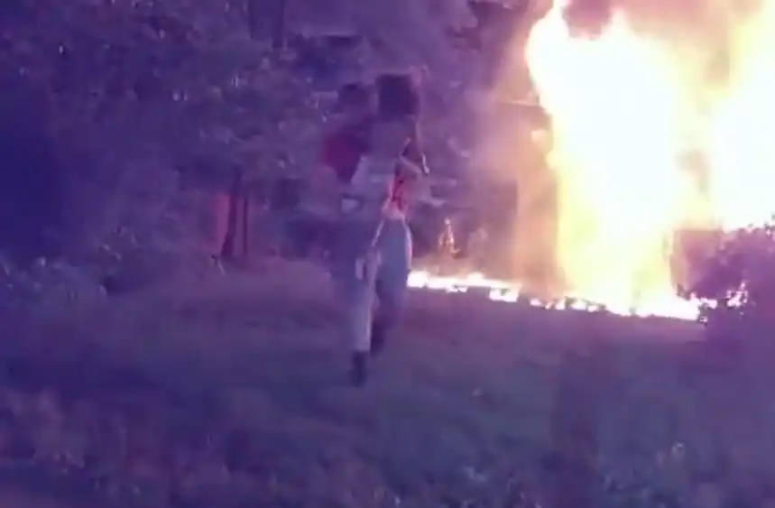 revistapazes.com - Herói anônimo quase dá a própria vida para salvar 5 crianças presas em casa que pegou fogo [VIDEO]