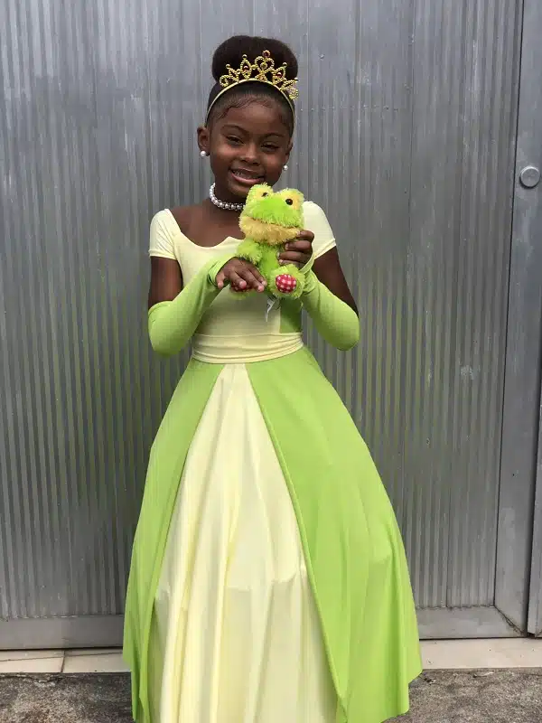 “Fiz o vestido da princesa Tiana para a minha irmã, melhor filme para as crianças pretinhas se identificarem” revistapazes.com - “Fiz o vestido da princesa Tiana para a minha irmã, melhor filme para as crianças pretinhas se identificarem”