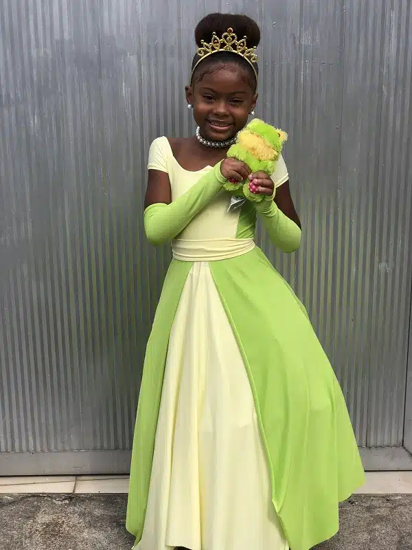 “Fiz o vestido da princesa Tiana para a minha irmã, melhor filme para as crianças pretinhas se identificarem” revistapazes.com - “Fiz o vestido da princesa Tiana para a minha irmã, melhor filme para as crianças pretinhas se identificarem”