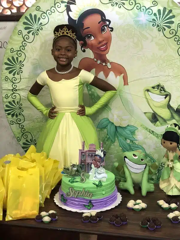 “Fiz o vestido da princesa Tiana para a minha irmã, melhor filme para as crianças pretinhas se identificarem” revistapazes.com - “Fiz o vestido da princesa Tiana para a minha irmã, melhor filme para as crianças pretinhas se identificarem”
