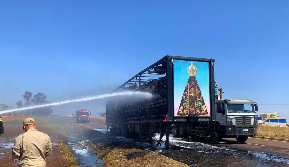 revistapazes.com - Painel de Nossa Senhora Aparecida fica intacto após incêndio destruir carreta de algodão; confira fotos