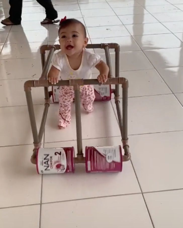 revistapazes.com - Papai criativo constrói andador para sua bebê com cano de PVC e latinhas de alumínio [VIDEO]
