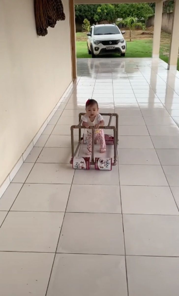 revistapazes.com - Papai criativo constrói andador para sua bebê com cano de PVC e latinhas de alumínio [VIDEO]