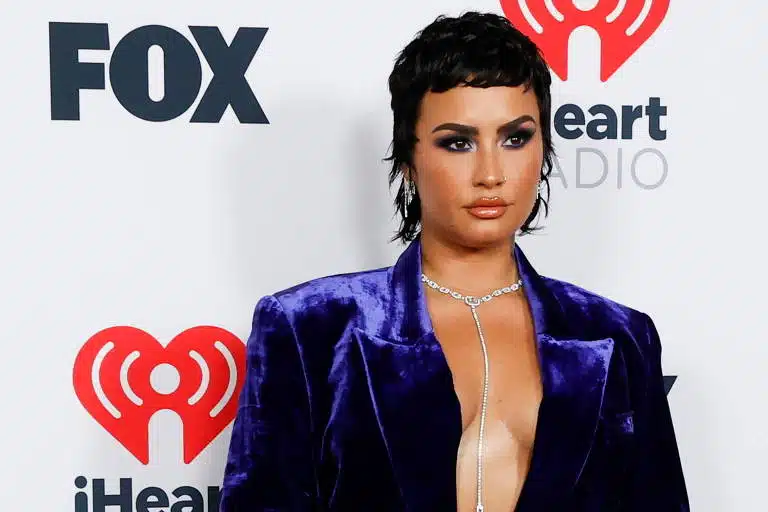 Demi Lovato se arrependeu de ser chamada de 'elle' e volta para 'ela' revistapazes.com - Demi Lovato se arrependeu de ser chamada de 'elle' e volta para 'ela'