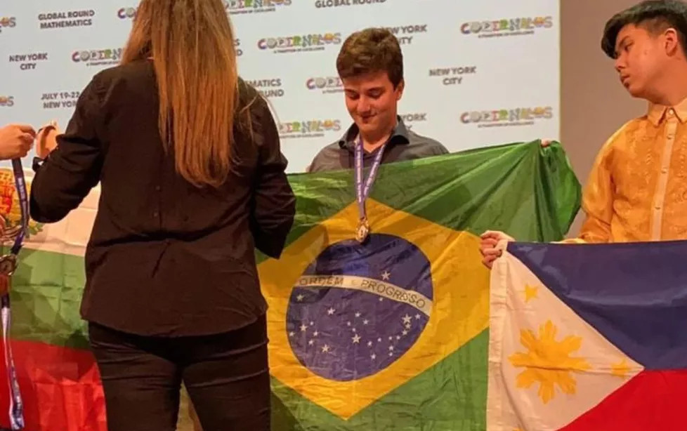 revistapazes.com - Com 15 anos, aluno conquista medalha em olimpíada internacional de matemática e 3ª colocação mundial
