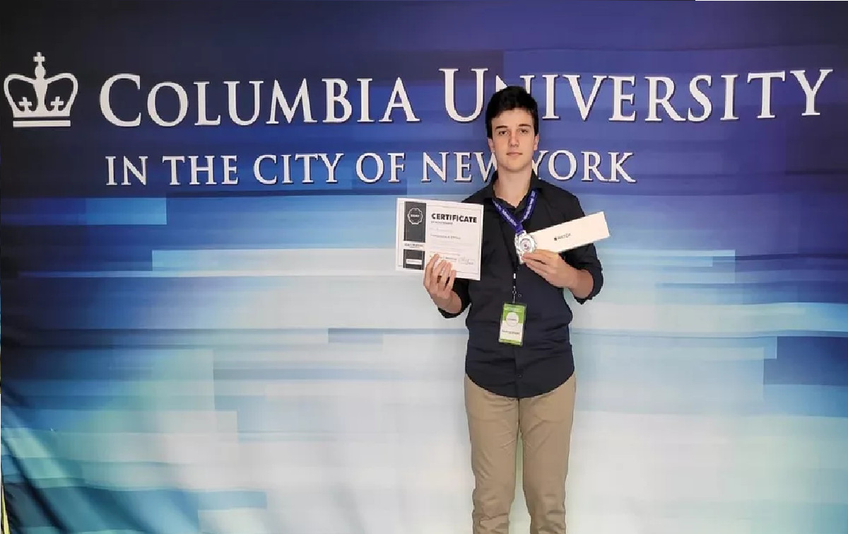 revistapazes.com - Com 15 anos, aluno conquista medalha em olimpíada internacional de matemática e 3ª colocação mundial