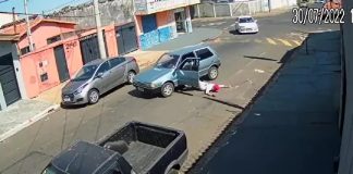 “Se estivesse de cinto, não tinha acontecido nada” diz motorista flagrado ao cair do próprio carro em movimento