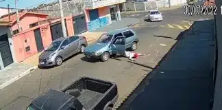 “Se estivesse de cinto, não tinha acontecido nada” diz motorista flagrado ao cair do próprio carro em movimento