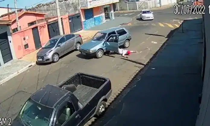carro “Se estivesse de cinto, não tinha acontecido nada” diz motorista flagrado ao cair do próprio carro em movimento