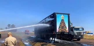Painel de Nossa Senhora Aparecida fica intacto após incêndio destruir carreta de algodão; confira fotos