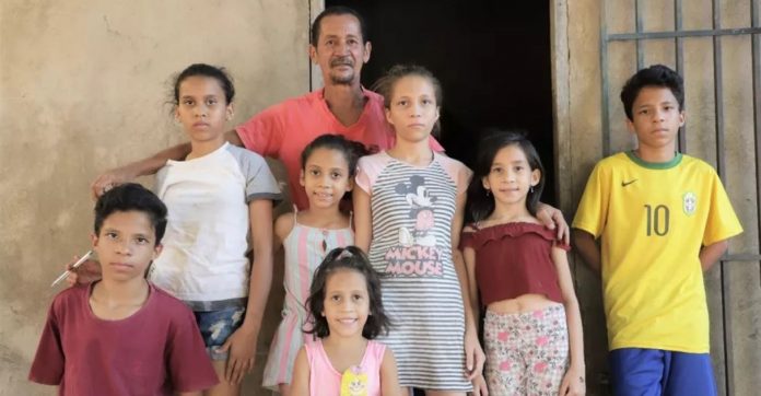 Após divórcio, vigia cuida de 7 filhos sozinho em Araguaína (TO): ‘São minha vida, a minha paixão’