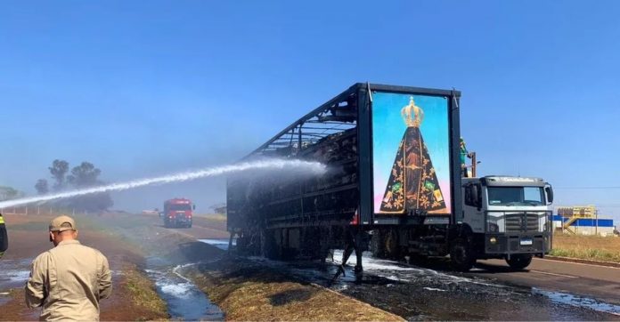 Painel de Nossa Senhora Aparecida fica intacto após incêndio destruir carreta de algodão; confira fotos