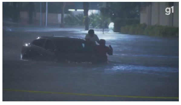 revistapazes.com - Repórter que fazia cobertura sobre o furacão Ian salva mulher no meio da inundação