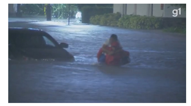 revistapazes.com - Repórter que fazia cobertura sobre o furacão Ian salva mulher no meio da inundação