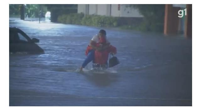 revistapazes.com - Repórter que fazia cobertura sobre o furacão Ian salva mulher no meio da inundação