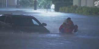 Repórter que fazia cobertura sobre o furacão Ian salva mulher no meio da inundação