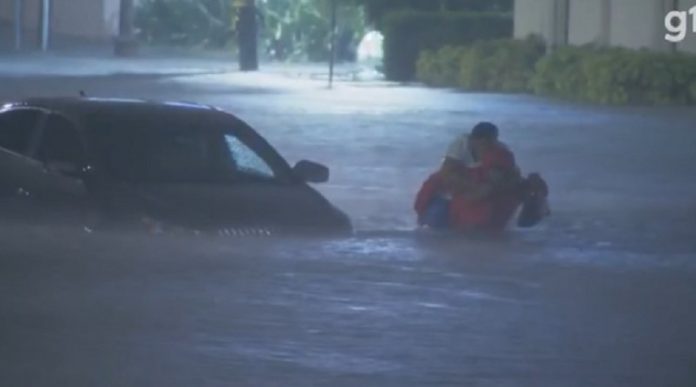 Repórter que fazia cobertura sobre o furacão Ian salva mulher no meio da inundação