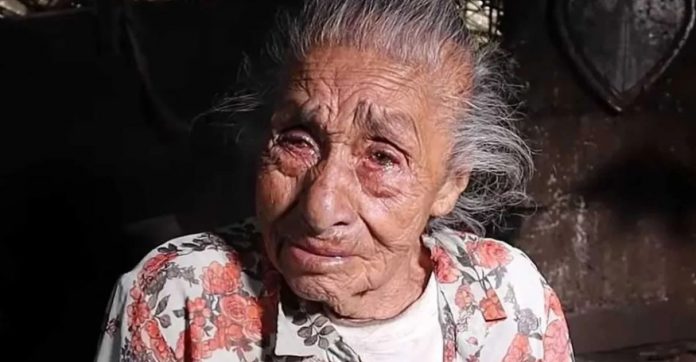 “Tenho 16 filhos, mas todos se esqueceram de mim”, desabafa senhora mexicana de 97 anos