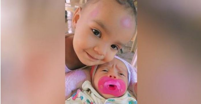 Menina de 2 anos que morreu em incêndio em Goiás tentou proteger irmã de 4 meses