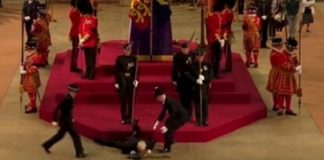 #video Integrante da guarda real que guardava caixão de Elizabeth desmaia durante cerimônia