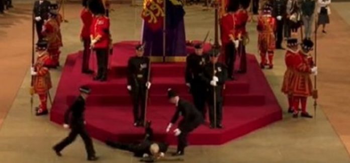 #video Integrante da guarda real que guardava caixão de Elizabeth desmaia durante cerimônia