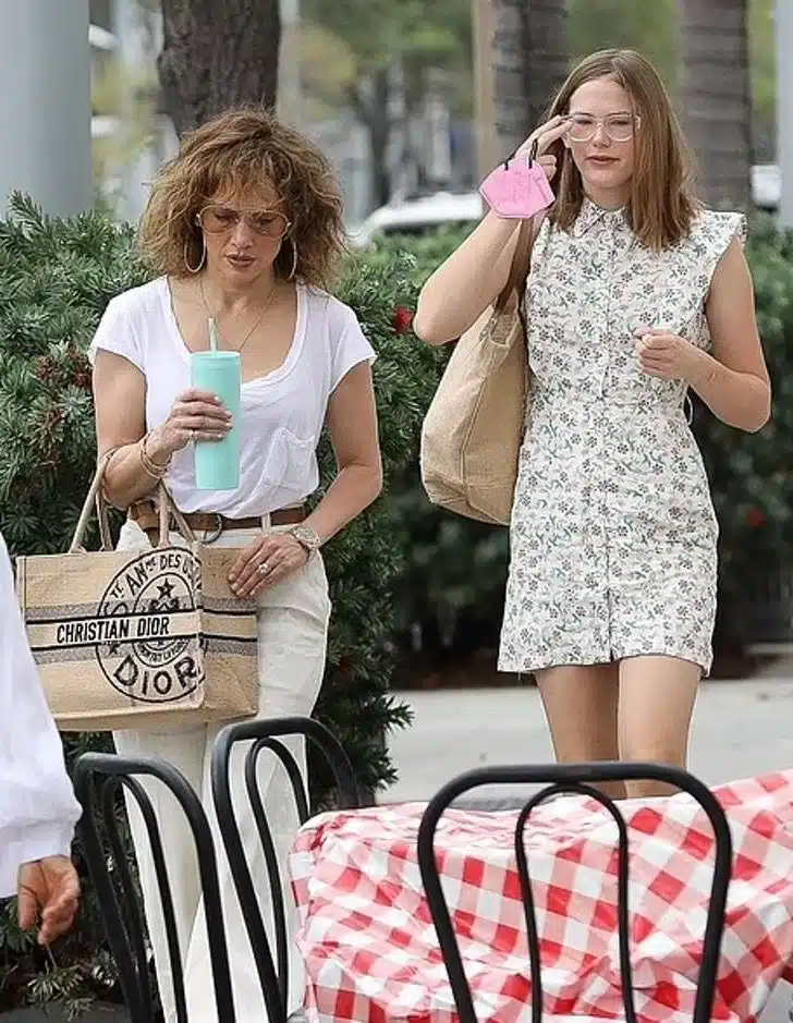 Boas amigas: Jennifer Lopez é flagrada curtindo 'dia das garotas' com a filha de Ben Affleck revistapazes.com - Boas amigas: Jennifer Lopez é flagrada curtindo 'dia das garotas' com a filha de Ben Affleck