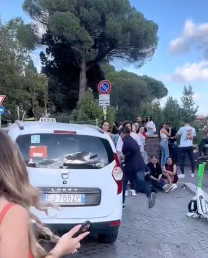revistapazes.com - Na Itália, turista rejeitada ao fazer pedido de casamento é consolada por outras mulheres [VIDEO]