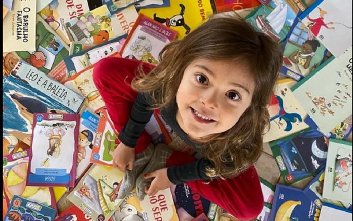 Conheça a menininha de BH que já leu mais de 100 livros e integra um clube de superdotados