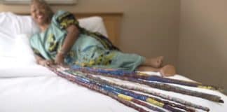 Com unhas de 13 metros, americana bate recorde mundial e diz porque não corta as unhas