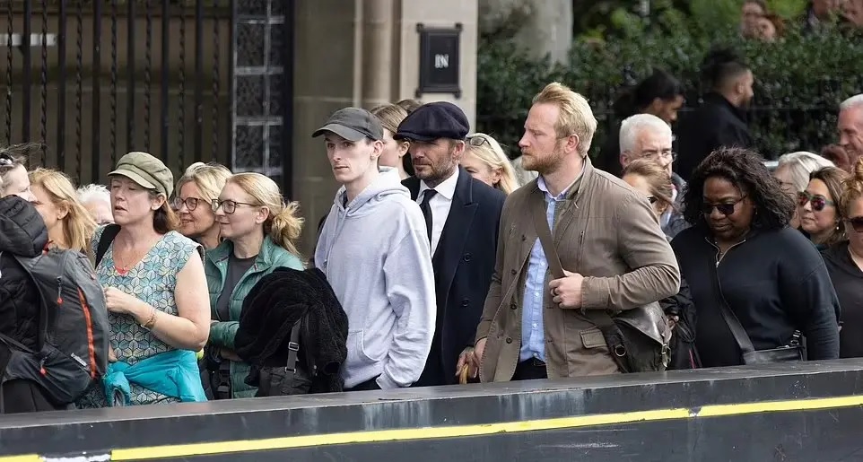 pensarcontemporaneo.com - David Beckham se recusa a furar fila e passa mais de 12 horas esperando para homenagear a rainha Elizabeth II