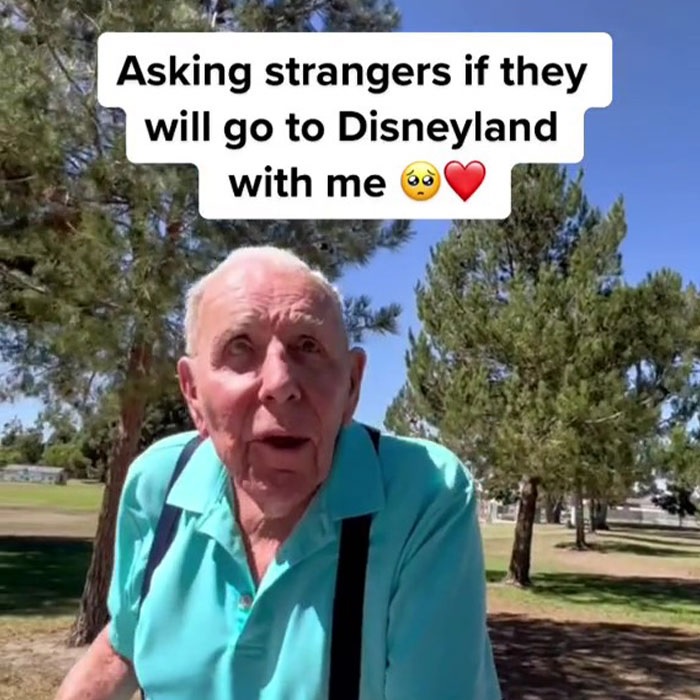 revistapazes.com - Jovem convida idoso de 100 anos para ir à Disneylândia com ele: 'Passeio dos sonhos'