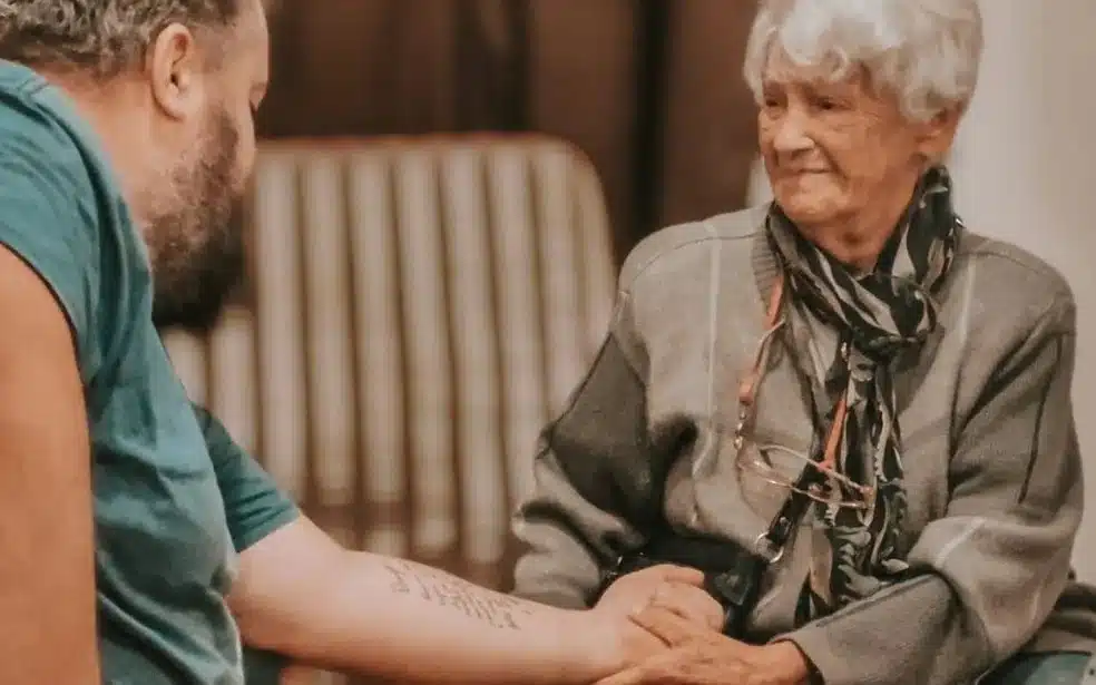 Neto tatua mensagem escrita há 26 anos por sua vó em homenagem à ela: 'Guiou minha vida' revistapazes.com - Neto tatua mensagem escrita há 26 anos por sua vó em homenagem à ela: 'Guiou minha vida'