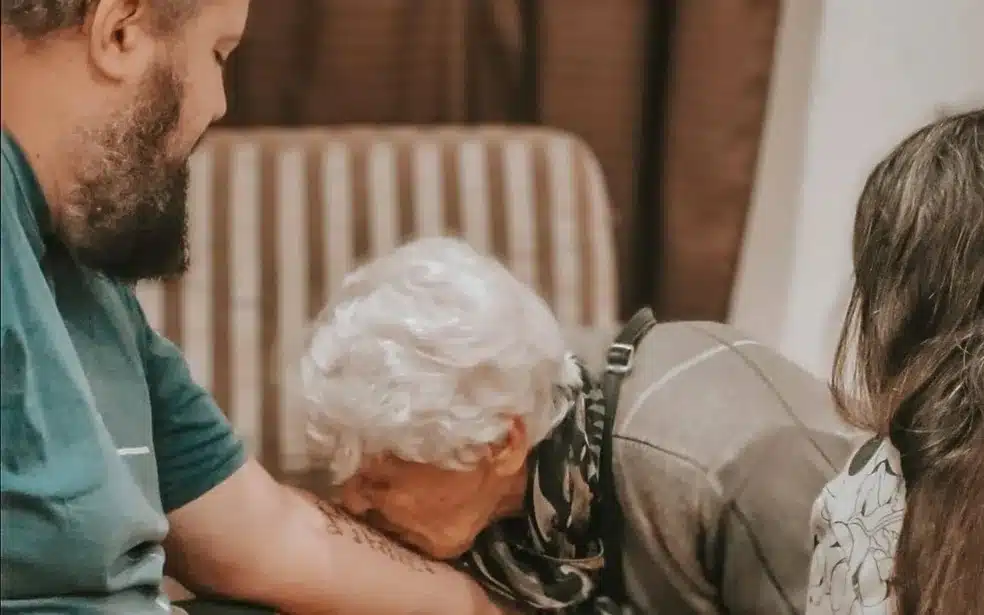 Neto tatua mensagem escrita há 26 anos por sua vó em homenagem à ela: 'Guiou minha vida' revistapazes.com - Neto tatua mensagem escrita há 26 anos por sua vó em homenagem à ela: 'Guiou minha vida'