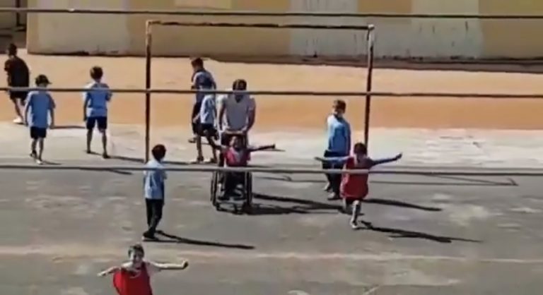 revistapazes.com - Professor inclui aluno cadeirante em aula de educação física e comemora: 'Ele fez até gol!'
